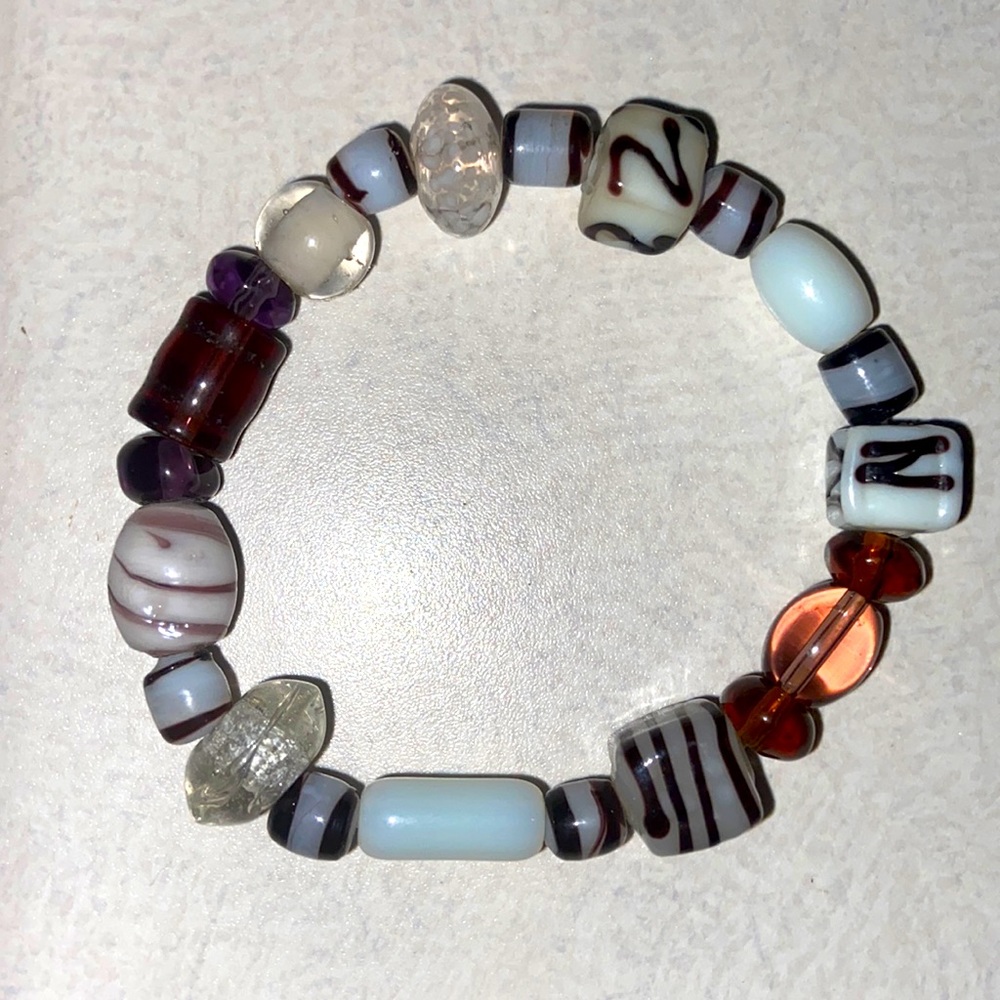 Elastic glass beaded bracelet